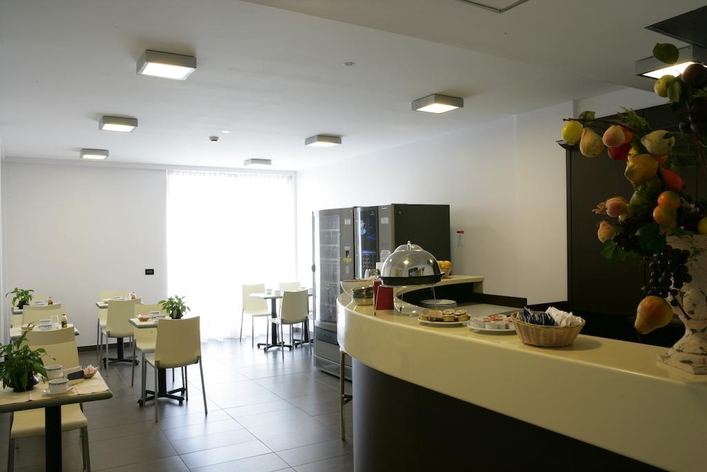 Hotel Sporting Pomezia Restoran foto