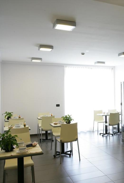 Hotel Sporting Pomezia Bagian luar foto