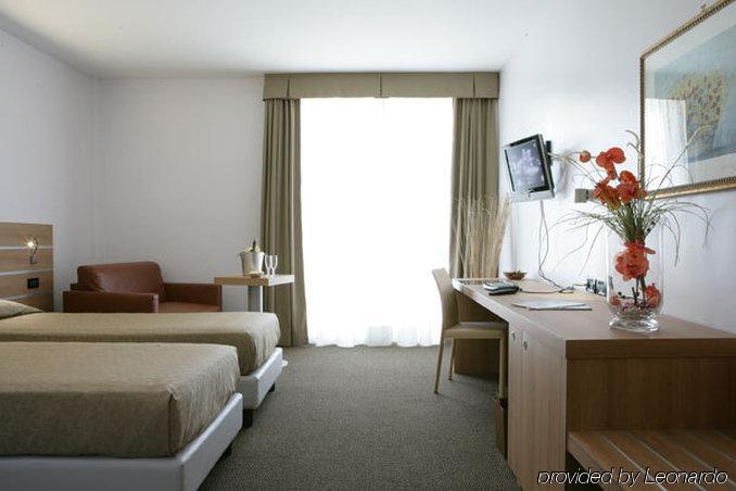 Hotel Sporting Pomezia Ruang foto