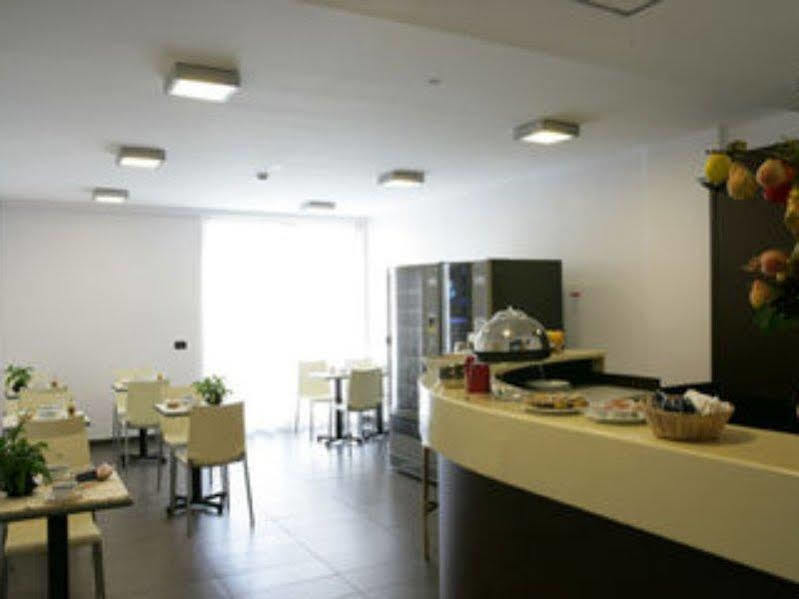 Hotel Sporting Pomezia Bagian luar foto